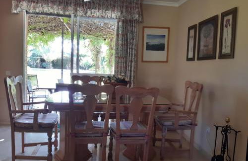 Precioso chalet próximo a Sevilla con jardín y piscina privada 8 personas Wifi gratis 2 salones 4 dormitorios 2 baños - Foto 26