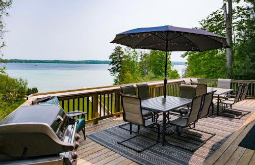 Waterfront Deck and Dock Torch Lake Home! - Foto 29