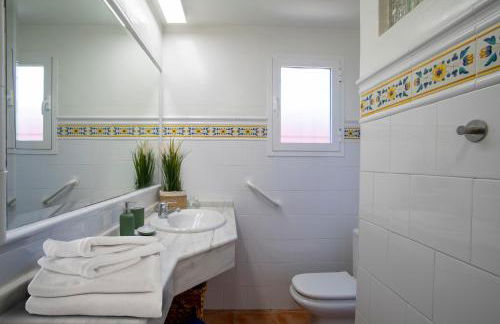 10 Bedroom 5 Star Luxury Villa & Heated Pool for 5 to 28 Guests near Alicante - Foto 44