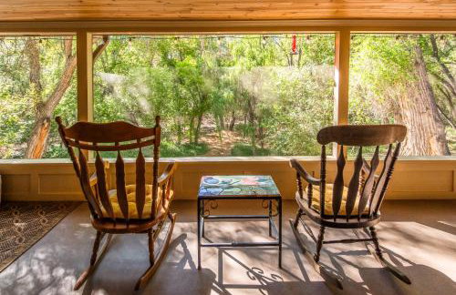 Myrinn-Hobbit Cottage on the Creek Storybook Stay - Foto 52