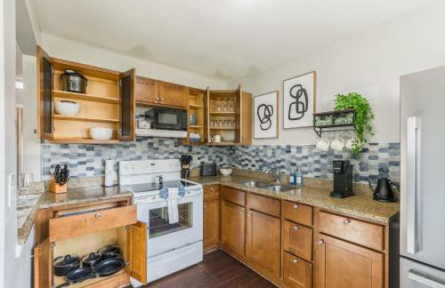 Apartment Kansas City 15mins to KCI with a KING bed and work desk - Foto 7