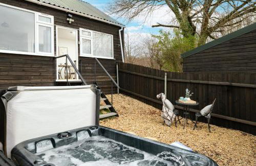 Dreamwood Retreat - Woodland Retreat with Private Hot Tub - Photo 15