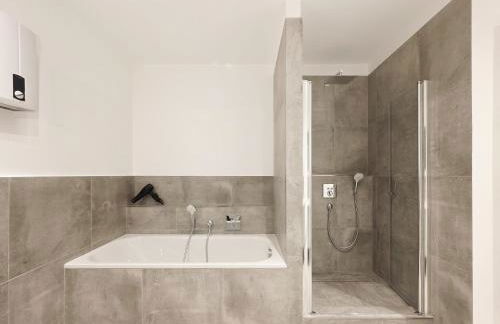 Tolstov Apartments - 5 Room Apartment - Balcony - Kitchen - Washing machine - next to Cologne - Foto 10