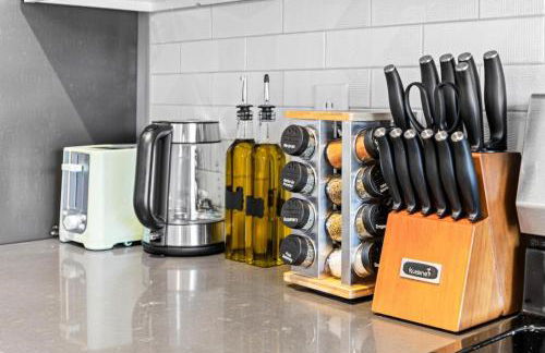 Cozy 2BR Retreat near Downtown - Foto 44