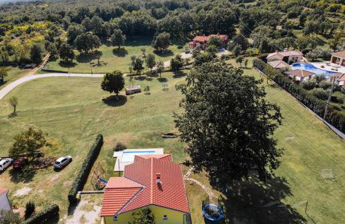 Cozy villa Paradiso with pool immersed in the greenery - Foto 28