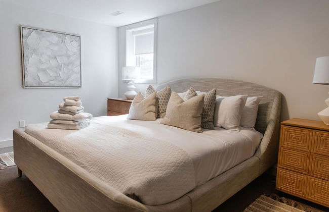 Private Luxury Oasis w Pool HT Parking - Photo 48