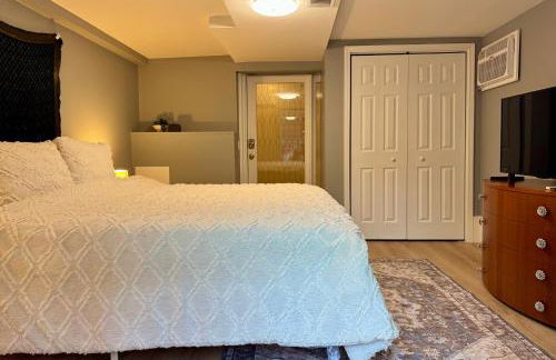 Designer Themed 4 Bedroom in Best Location with Patio and Fireplace - Foto 16