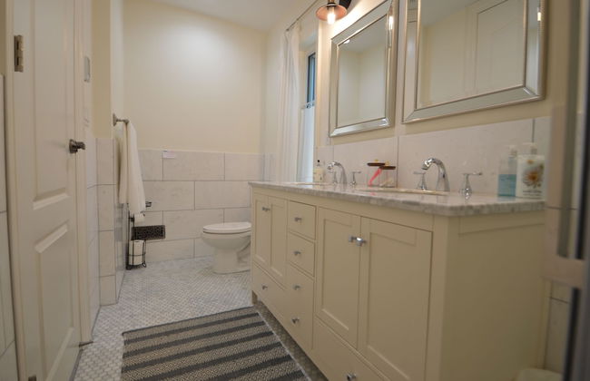 Beautiful 4BR Downtown House, Sleeps 10 - Photo 31