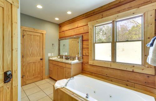 Family Cabin with Private Hot Tub and Views in Boone! - Foto 21