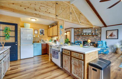 Oak Island Vacation Rental with Decks, Walk to Beach - Foto 12