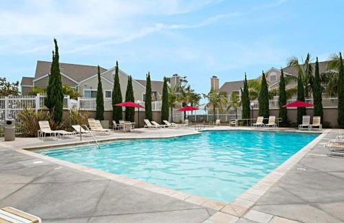 Chic Upstairs Condo Steps from Strands Beach - Foto 2