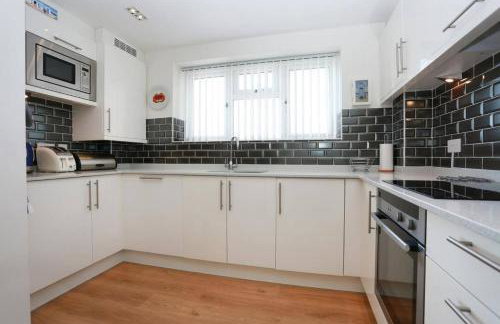 LATITUDE WEST by BOURNECOAST - An Impressive Holiday Apartment with FANTASTIC SEA VIEWS, a Balcony and Parking - FM6180 - Foto 3