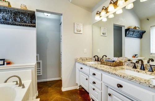 Group-Friendly Burleson Getaway with Outdoor Oasis - Foto 12