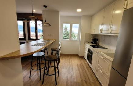 Apartamento con cocina abierta y vistas verdes - Foto 12