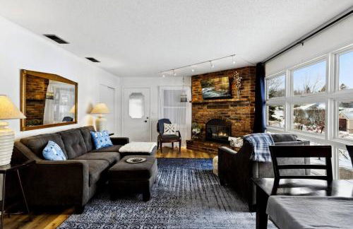 Lake Cabin; Renovated, Flat Lot, Dock, Sandy Beach, Many Games and Lake Toys! - Foto 4