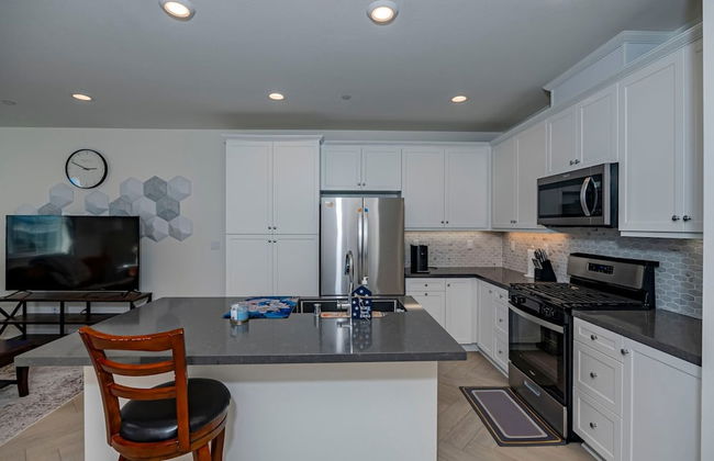 Luxurious Ontario Townhouse Ideal Family Retreat - Photo 4