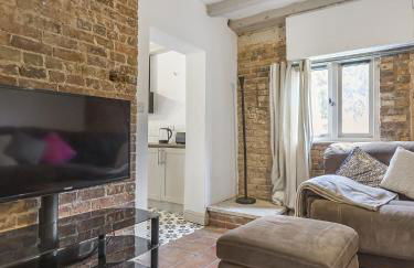 6 Bedroom Country Cottage with Hot Tub - Photo 8