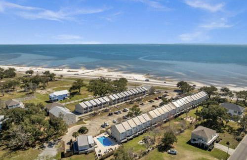 Steps from the Sand and Town Green - 2BR Coastal Retreat - Foto 1