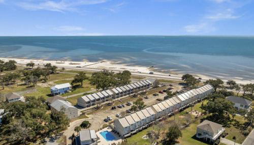 Steps from the Sand and Town Green - 2BR Coastal Retreat - Foto 1