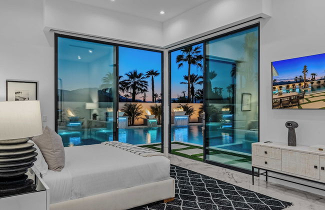 Fine Luxe Retreat w/ Pool & Hot Tub Bravo Villa #15 by Avantstay - Photo 37