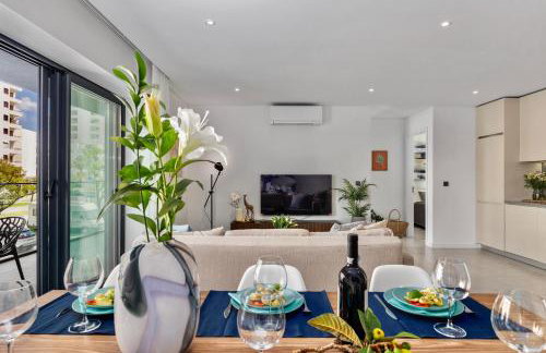 2-Bedroom Beachside Apartment with Pool & Parking - Foto 9