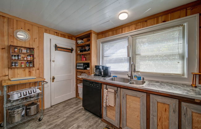 Moonshiner's Cabin Minutes From Two Wheels! - Foto 14