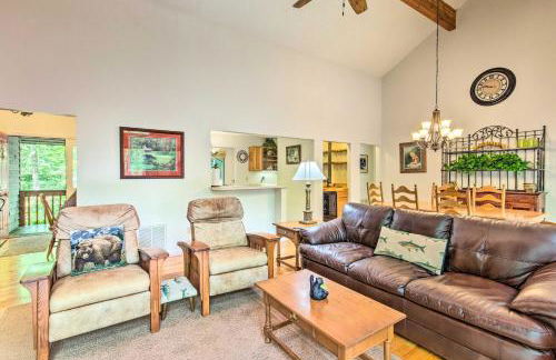 1 Mi to Marina Lake Toxaway Cabin with Fire Pit - Foto 4