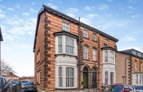Betty's Townhouse- Luxury 2 bed appt with parking - Photo 3