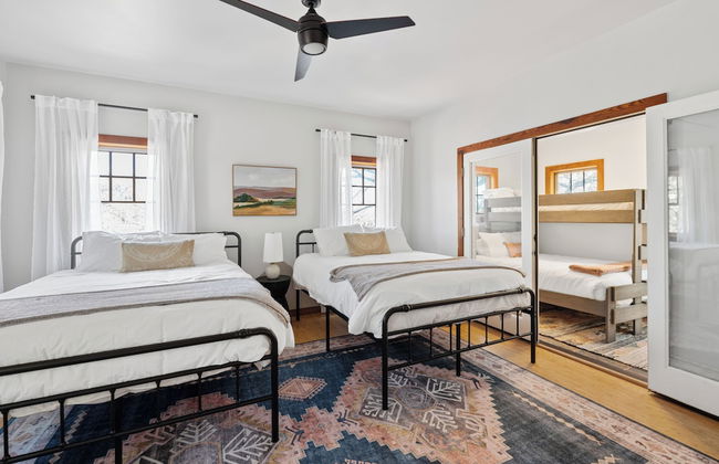 Urban Cowboy Villas - Heart of 704 - Foto 8