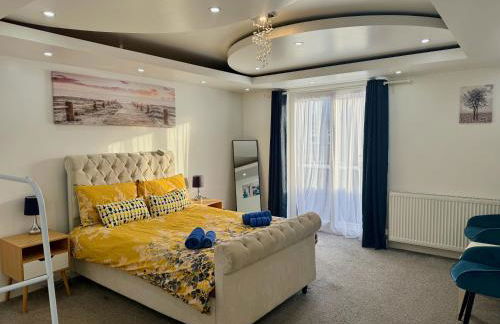 Modern Elegant Home - Photo 2