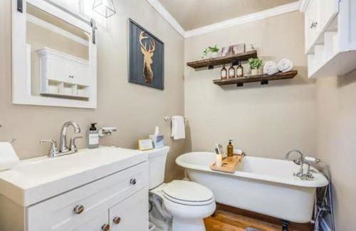 Hillside Cottaga- Private pond, hot tub, game room, by ONP - Foto 39