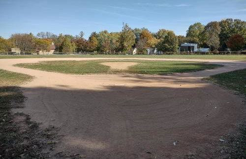 New listing! ON 62-acre Broad Ripple park/ less than a mile from Broad Ripple village. - Foto 66