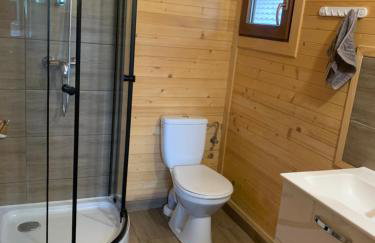 Domek nad jeziorem Wilczyńskim dla czterech osób, sypialnia z łożem małżeńskim oraz salon z rozkładanym narożnikiem - Photo 4