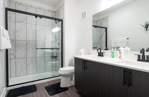 Sunrise Glow Spacious 2BR 2BA 2 King Beds Gym WFH - Foto 19