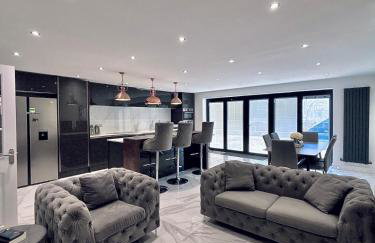 Luxury 5BR Stay With City Access - Photo 74