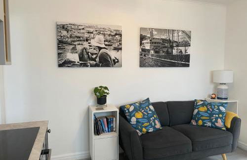 Little Trevio - seaside haven with parking and sea views - Photo 17