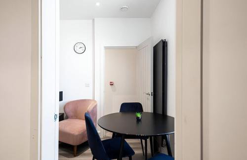 Cozy Vibes Refined 2BR Flat - Photo 16