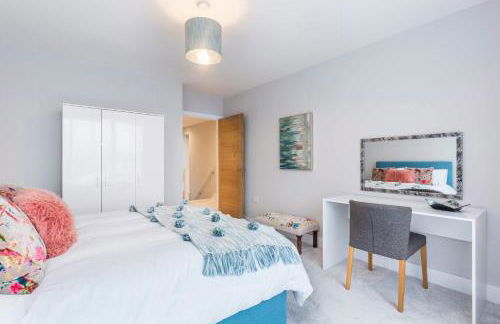 Stylish new Home With Parking - King Beds Garden - Foto 74