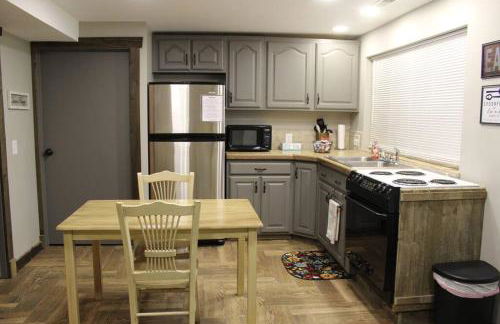 Rustic & Bright 1 Bed Apt. - Photo 8