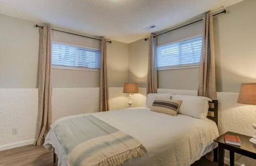 Romantic Getaway Base of Mountains Parks & Trails - Foto 26