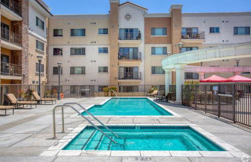 Ultimate LA Vacation 2BR w Pool Above Shops - Foto 16