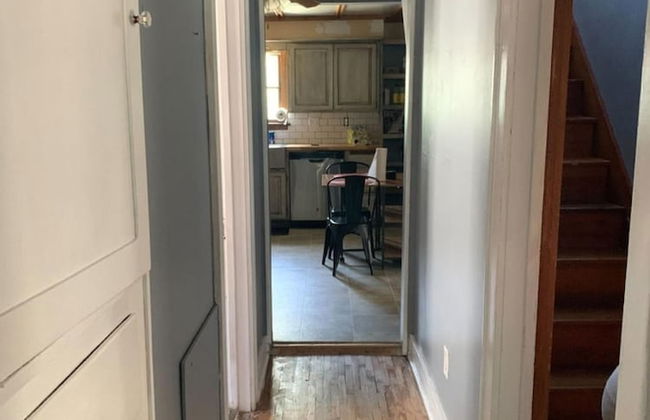 Cute Cozy and Cheerful 3 Bedroom House - Photo 4