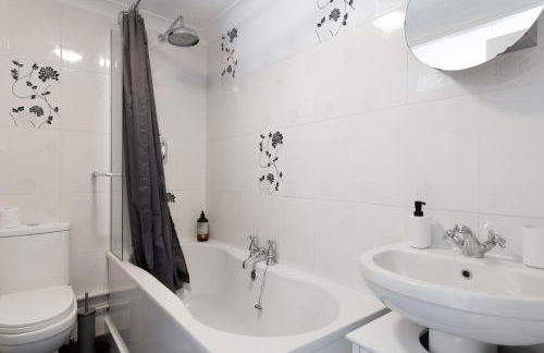 Gorgeous 2-Bed Located in Quiet Area with Nearby Stations - Foto 15