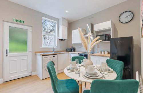 Stylish House - Close to City Centre - Self-Check-In - Free Parking, Work Space, Fast WiFi, Smart TV and Garden by Yoko Property - Foto 14