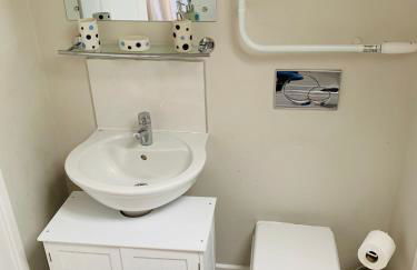 Sunflower Apartment, Family accommodation Near Tenby in Pembrokeshire - Photo 11