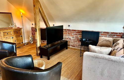 Cosy Hampshire Barn Getaway, Large garden alongside a stunning river - Fire Pit, BBQ, Outdoor seating - Country walks & Pubs - Foto 10