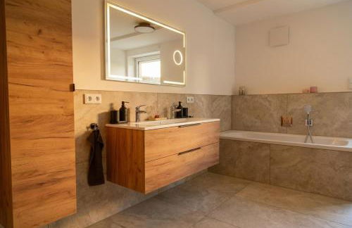 Modernes Penthouse mit Whirlpool, XXL-Terrasse mit Bergblick & Tischfußball - Foto 37