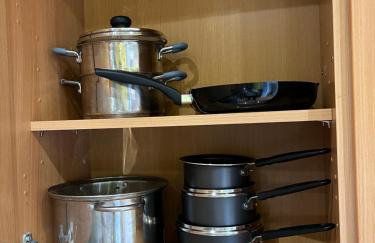 1 bedroom budget homely apartment, with free private parking and long term deals available - Foto 18