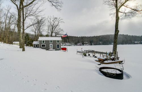 BBQ Ready Lakeside Milford Home with Paddleboat - Foto 42