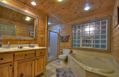 K6 Lodge Gather around the firepit soak in the hot tub and splash in the creek - Foto 21